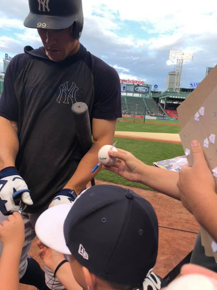 Watch Blue Jays fan's gesture after Aaron Judge home run bring young  Yankees fan to tears 