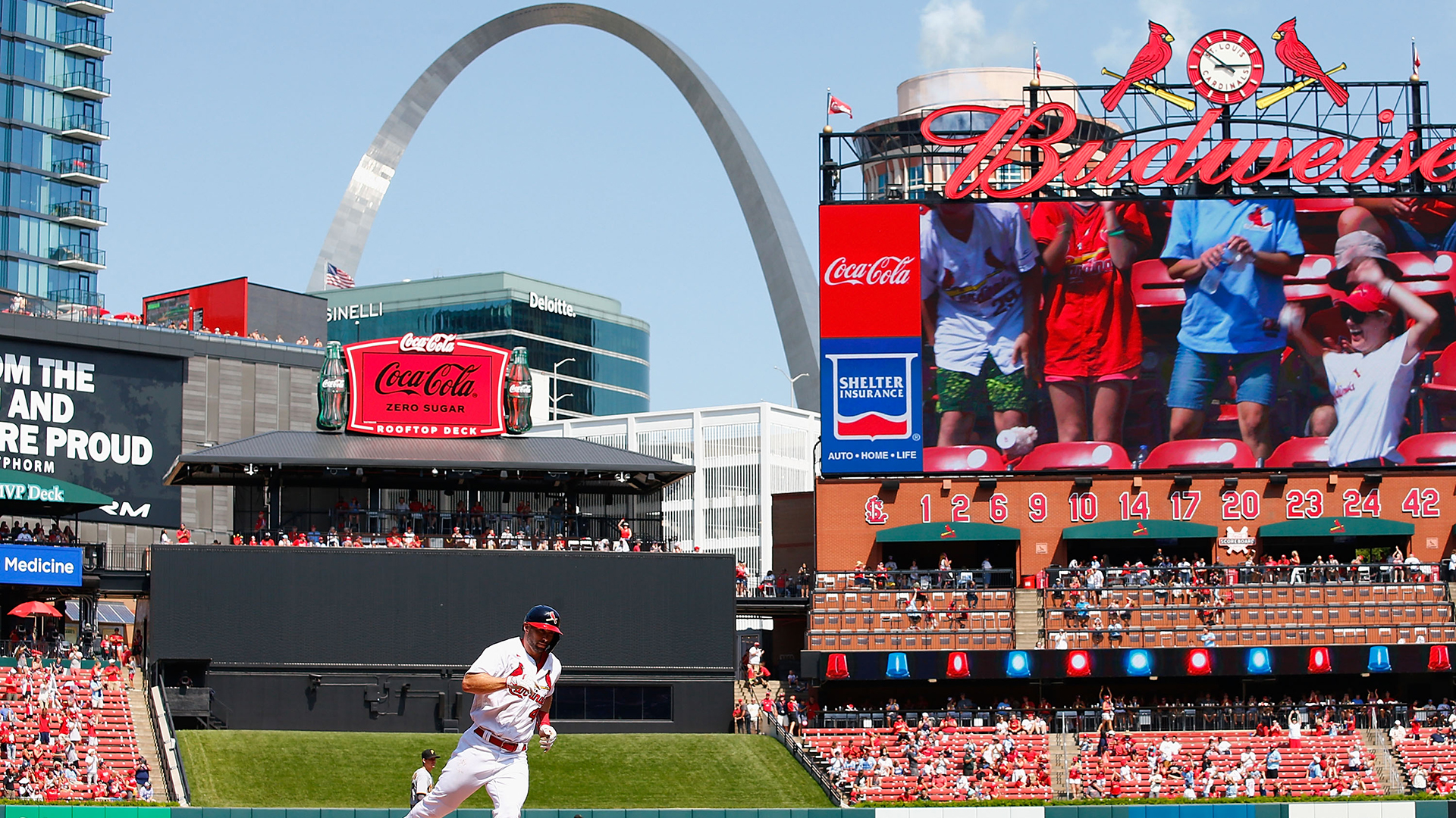 Busch Stadium durante un juego de los St. Louis Cardinals en la MLB.