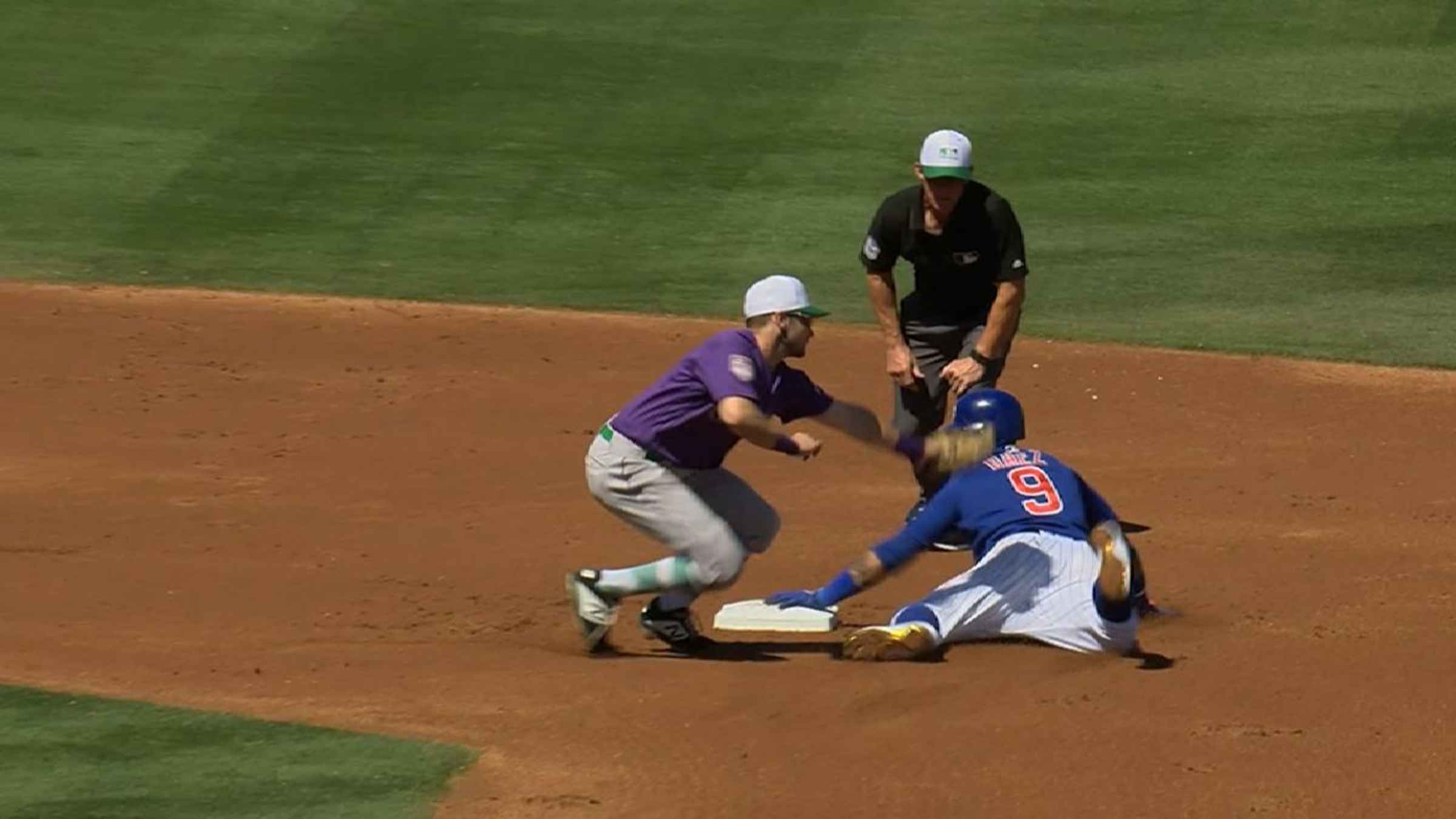 Javier Baez made an unreal slide dodge to steal third during WBC