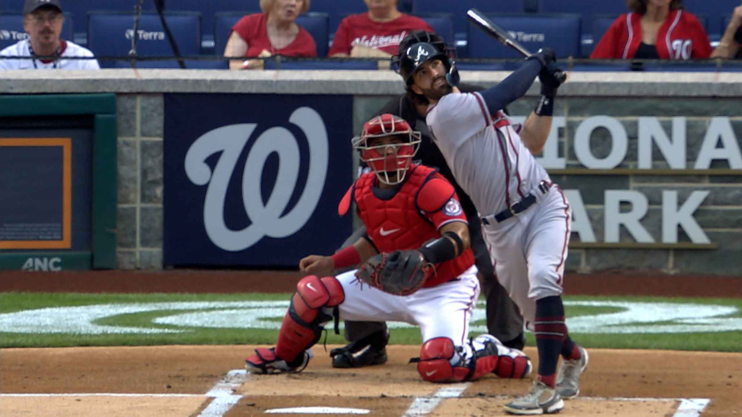 Dansby Swanson homers after getting cut on face in win over Nationals