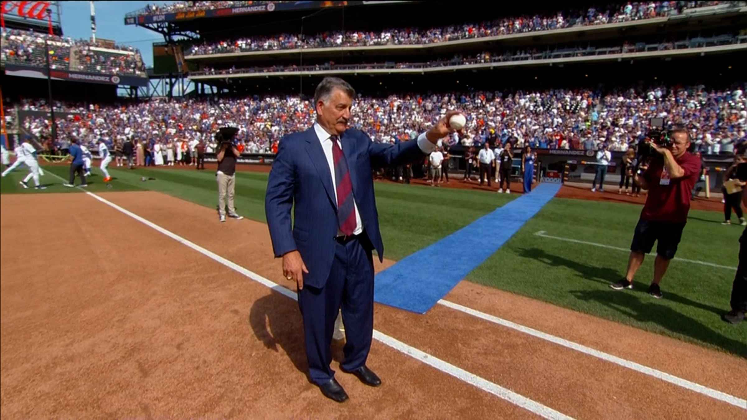 Hernandez fires up Citi Field with first pitch