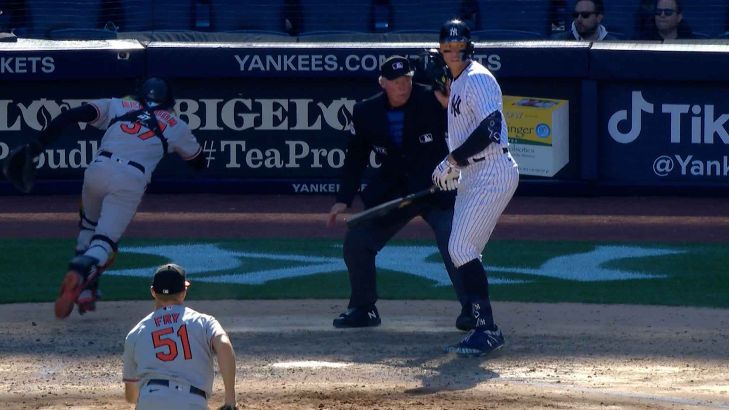 Tim Locastro scores on wild pitch, 04/28/2022