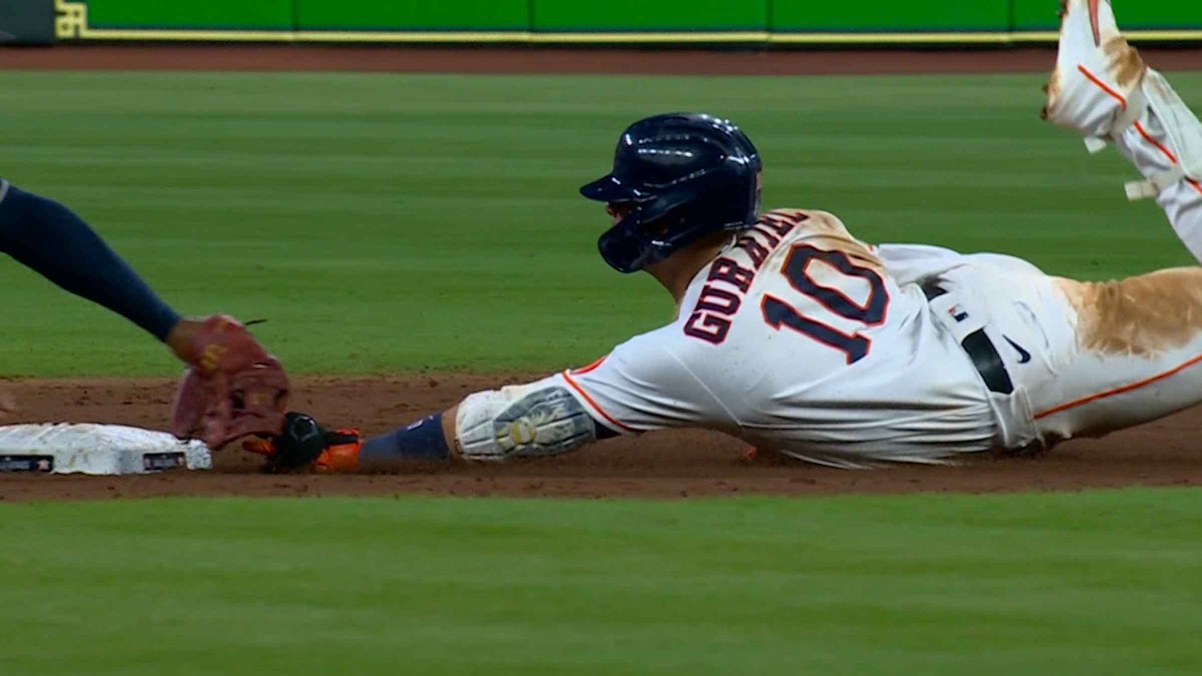 Eddie Rosario dodges the tag at home - Freeze Frame : r/baseball