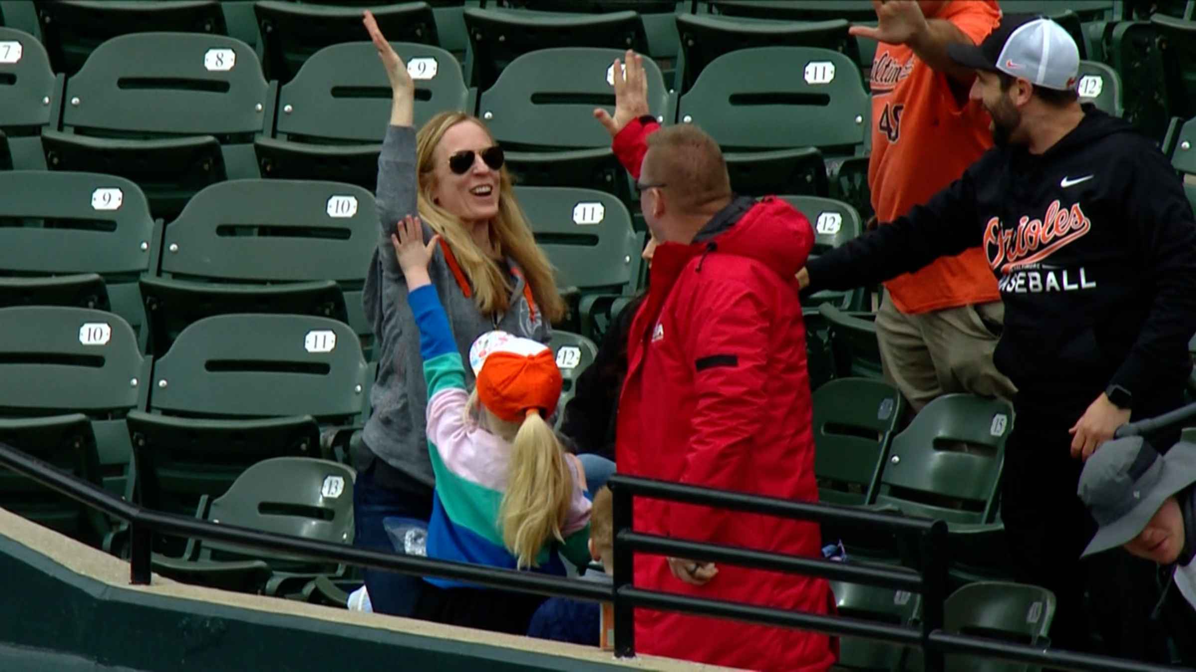 Orioles mom makes nice grab, 05/08/2022