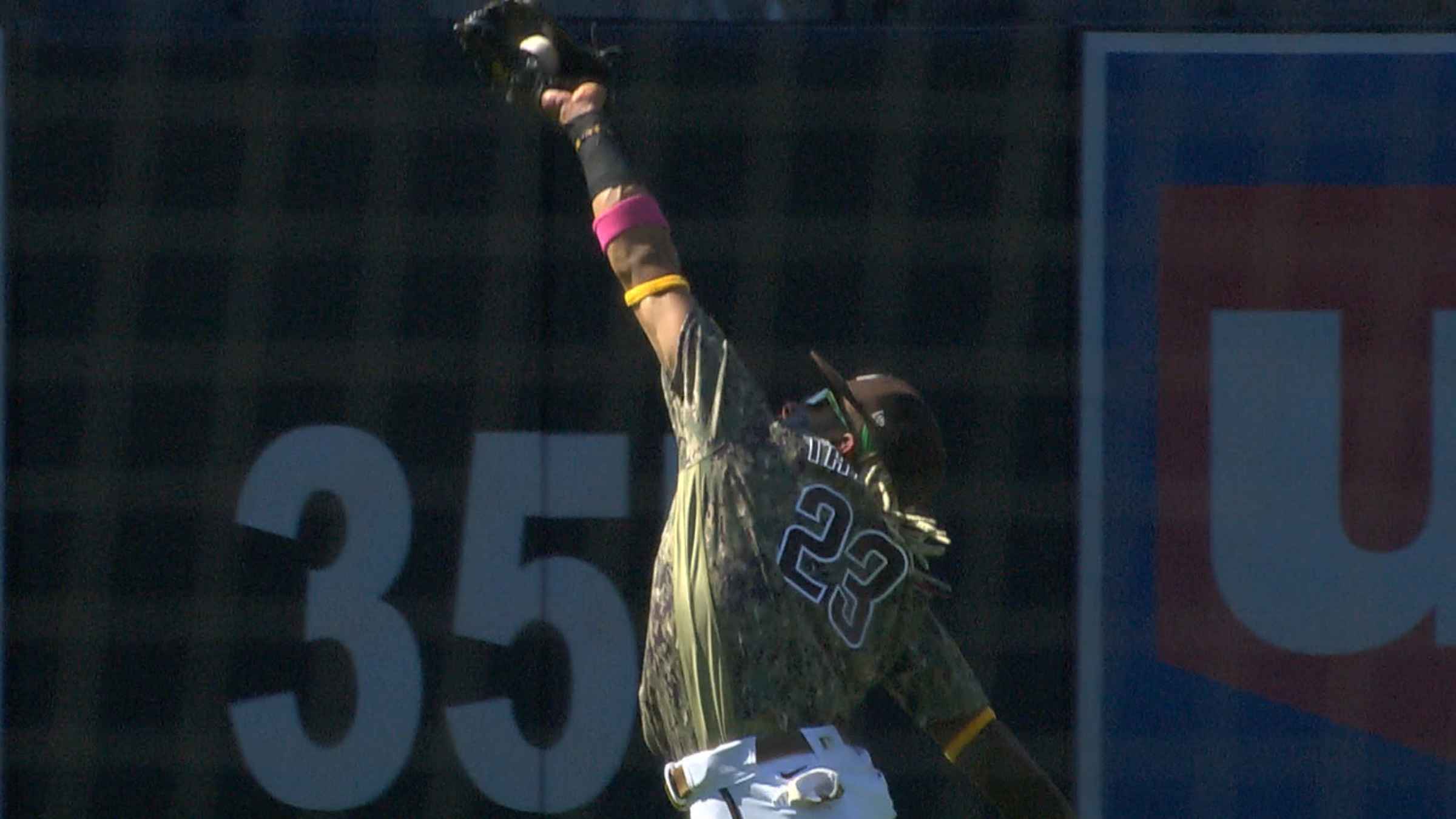 Fernando Tatis Jr.'s sliding catch, 03/04/2023