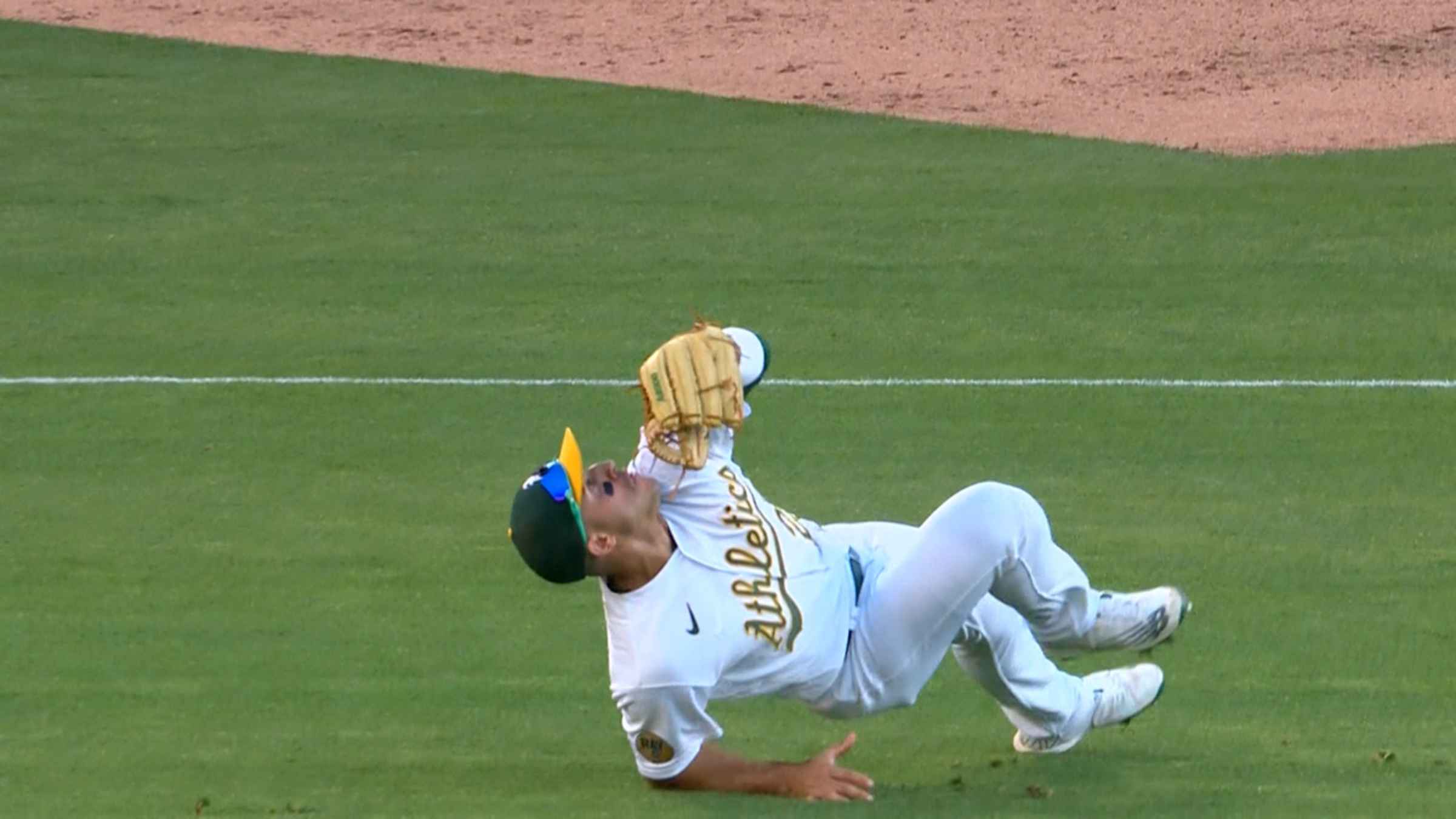 A's outfielder Ramón Laureano delivers bat in-game to young fan at Fenway