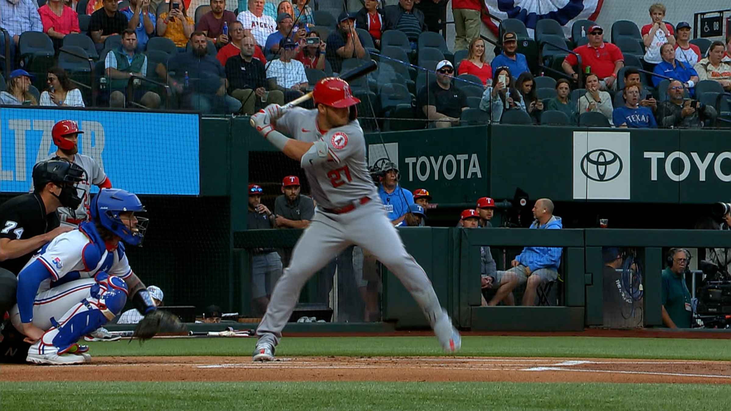 Mike Trout homers are back! His first HR of 2022 goes 445 feet
