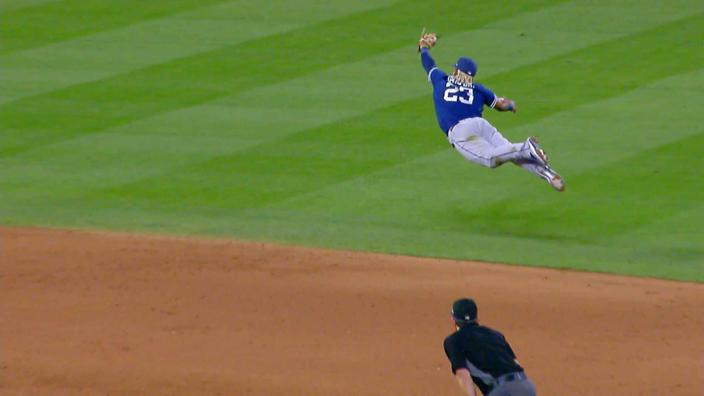 Fernando Tatís discovers he can fly, making a leaping catch on