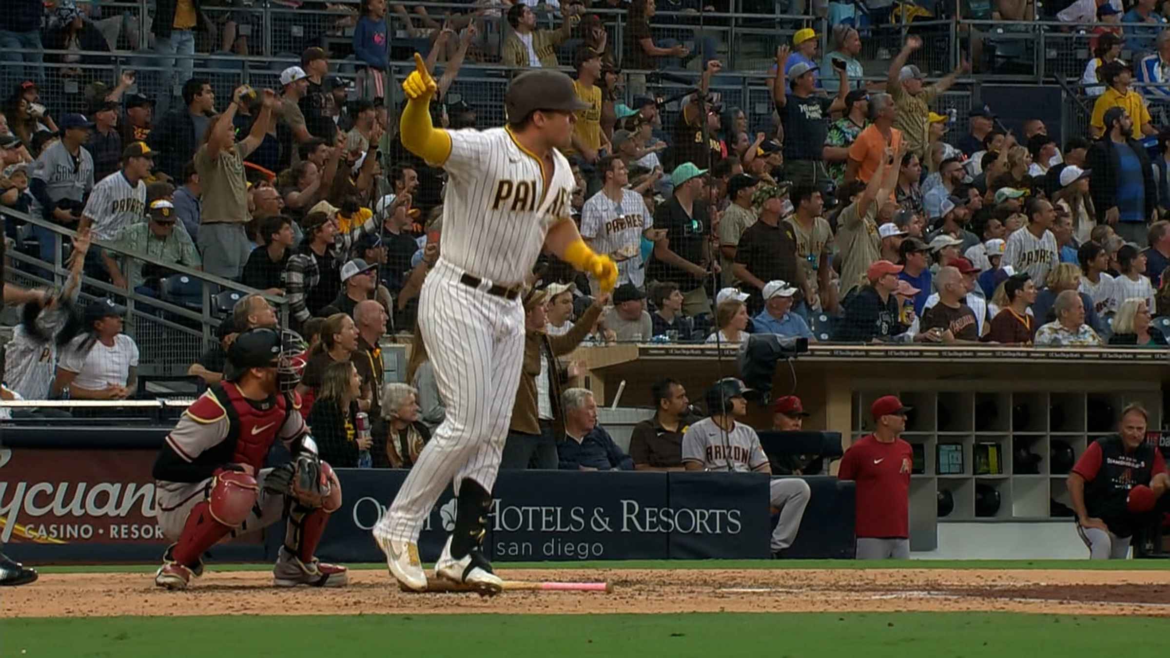 Luke Voit hits his second homer with the Nationals