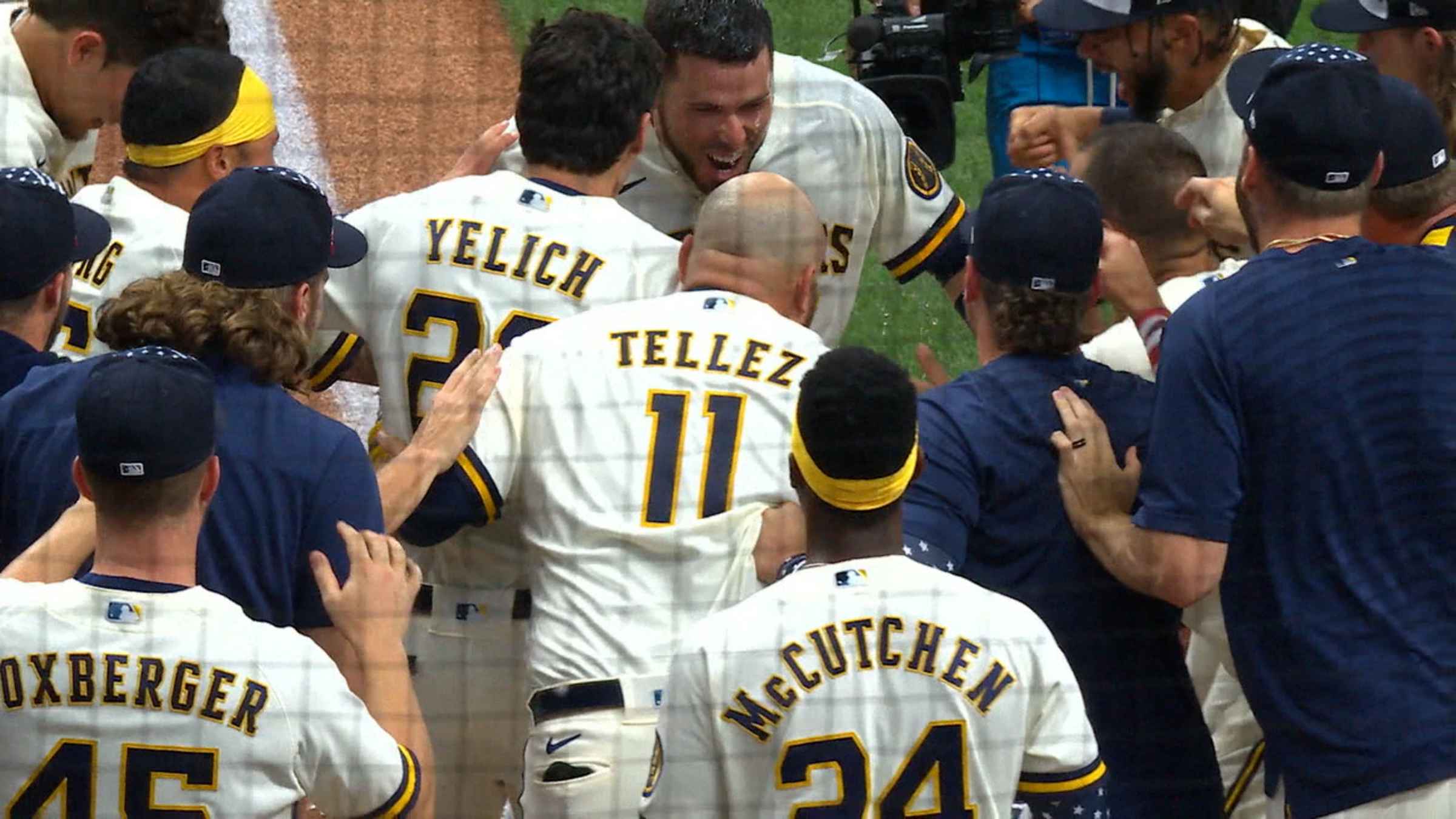 Caratini's walk-off HR in 10th gives Brewers 5-2 victory over Cubs