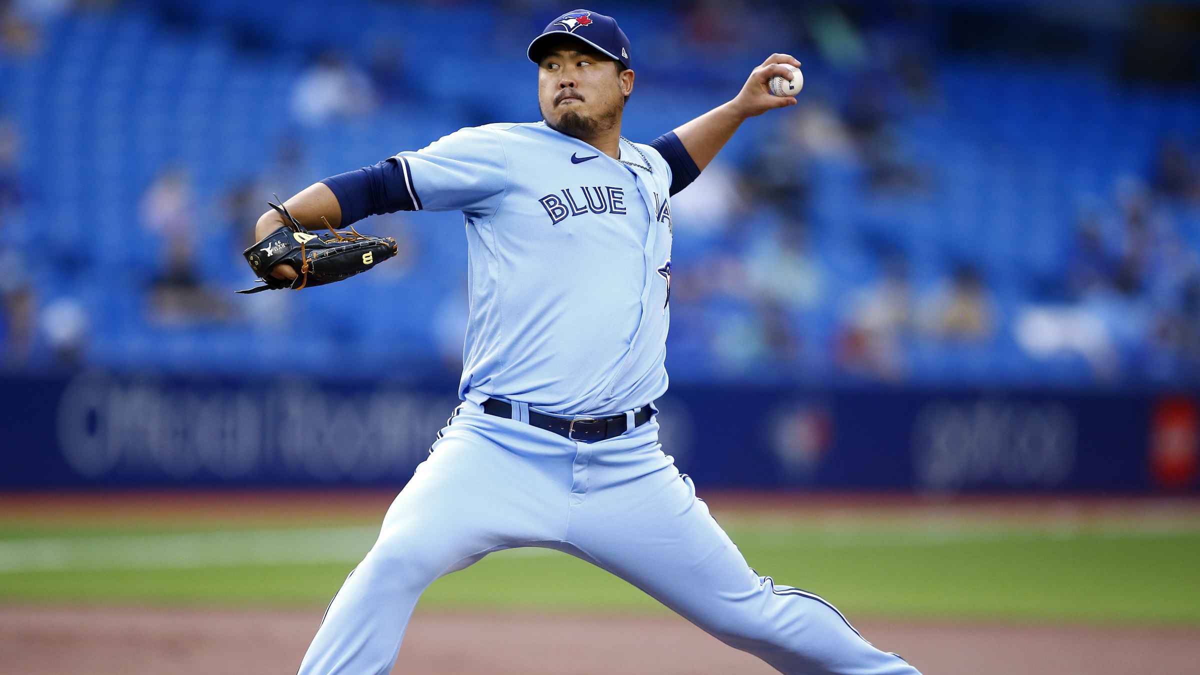 Ryu wins 1st Toronto start in Canada as Jays top Indians 7-2