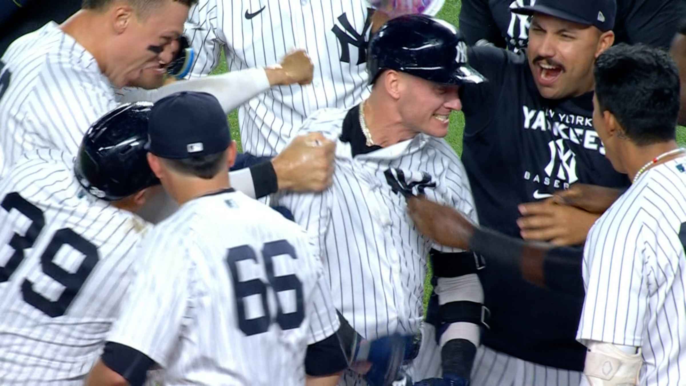 Highlight] JOSH DONALDSON WALK OFF GRAND SALAMI IN THE TENTH! BALLGAME  OVER, YANKEES WIN, THAAAAAAAAAAAAAAAAAAAAAAAAAA YANKEEEEEEES WINNNNNN! :  r/NYYankees