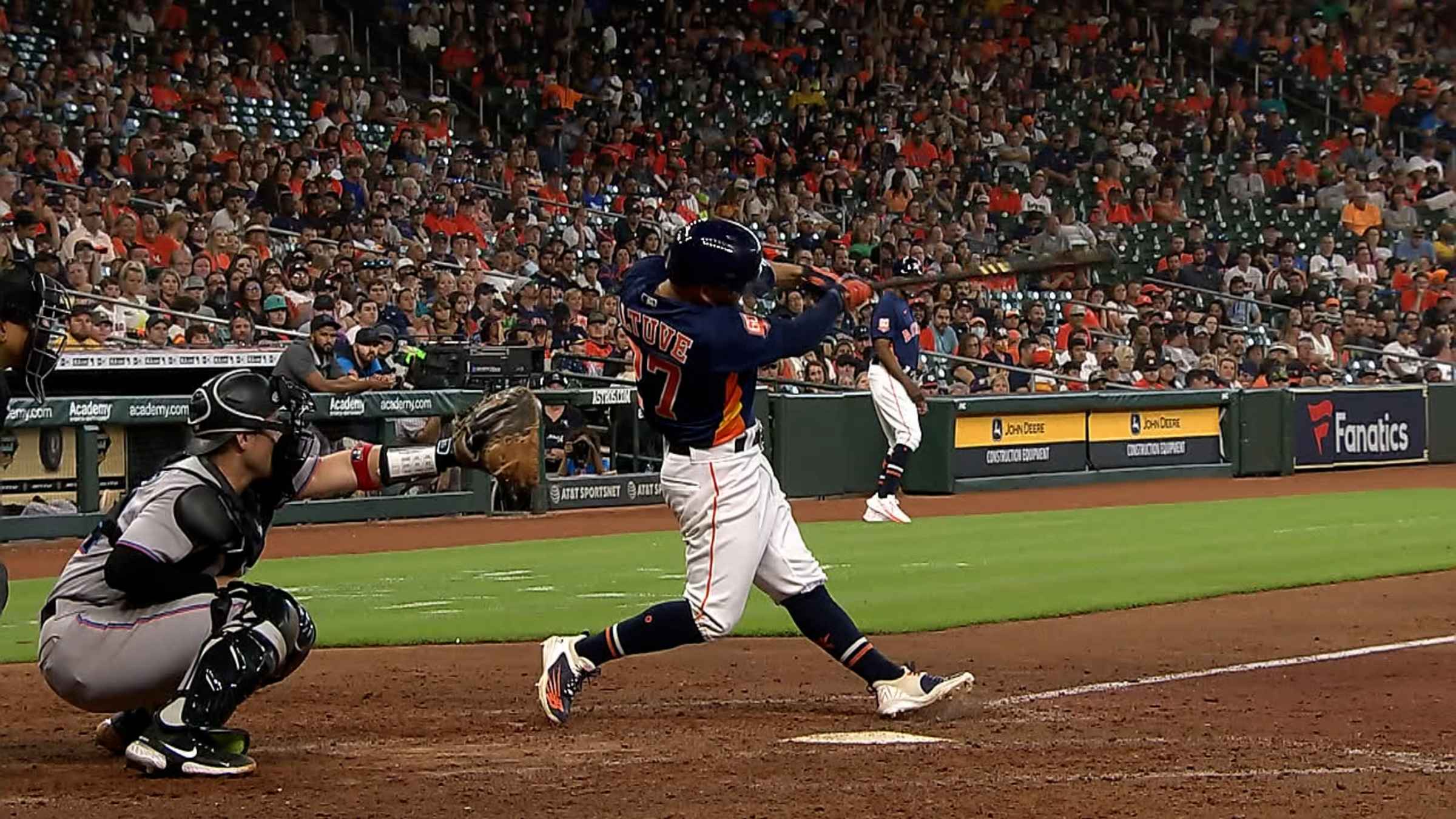 Jose Altuve hits a 2 run homer in the bottom of - so fresh and
