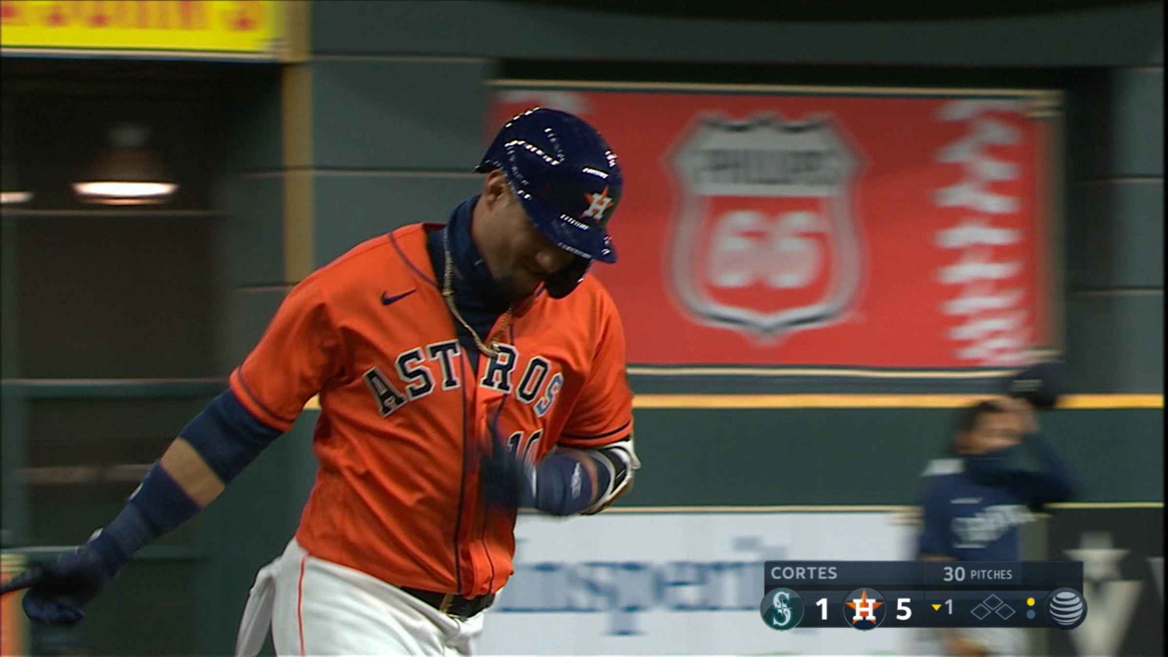 Yuli Gurriel goes behind his back, 05/21/2023