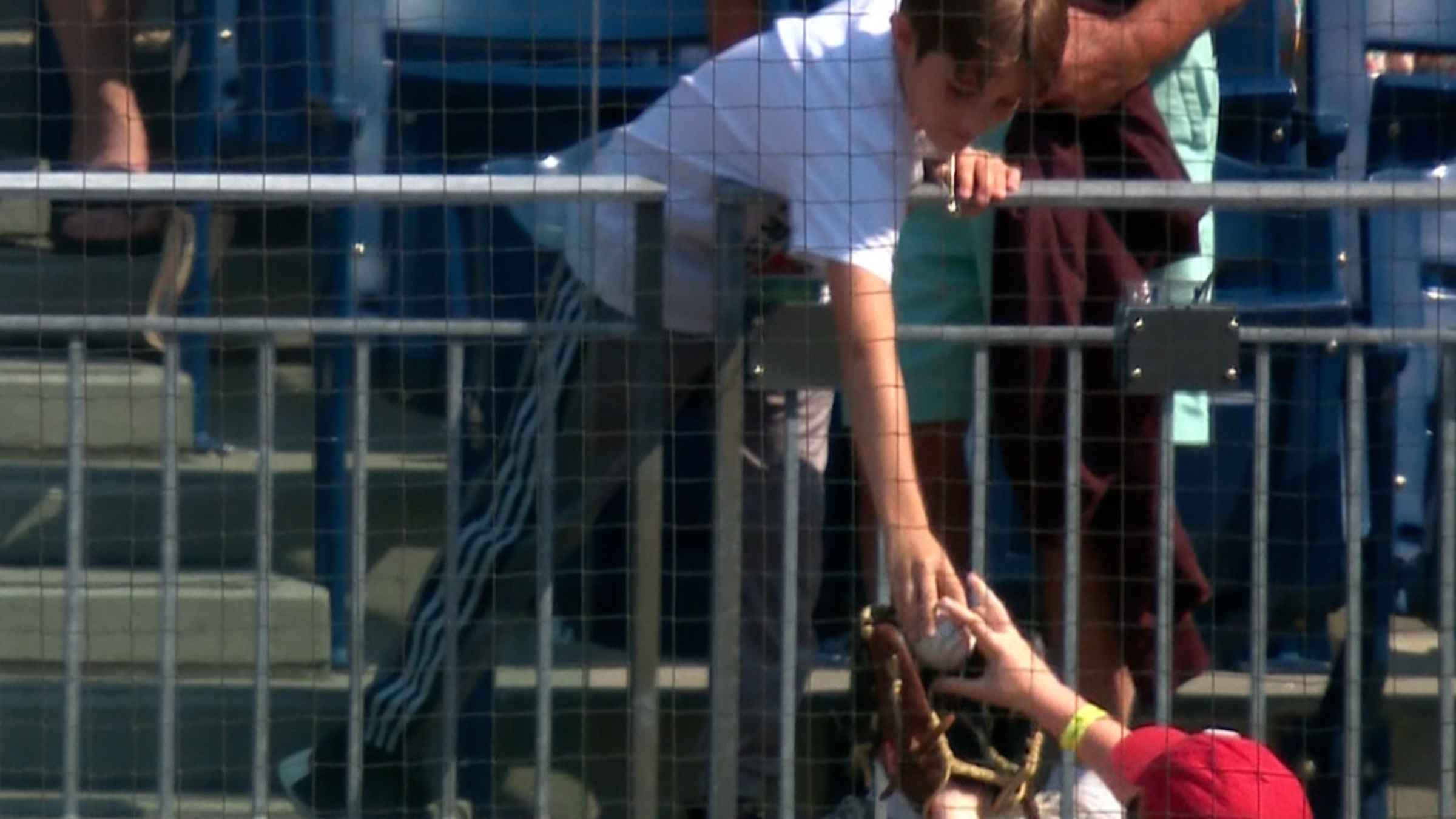 Nick Castellanos' son gives foul ball away to another kid