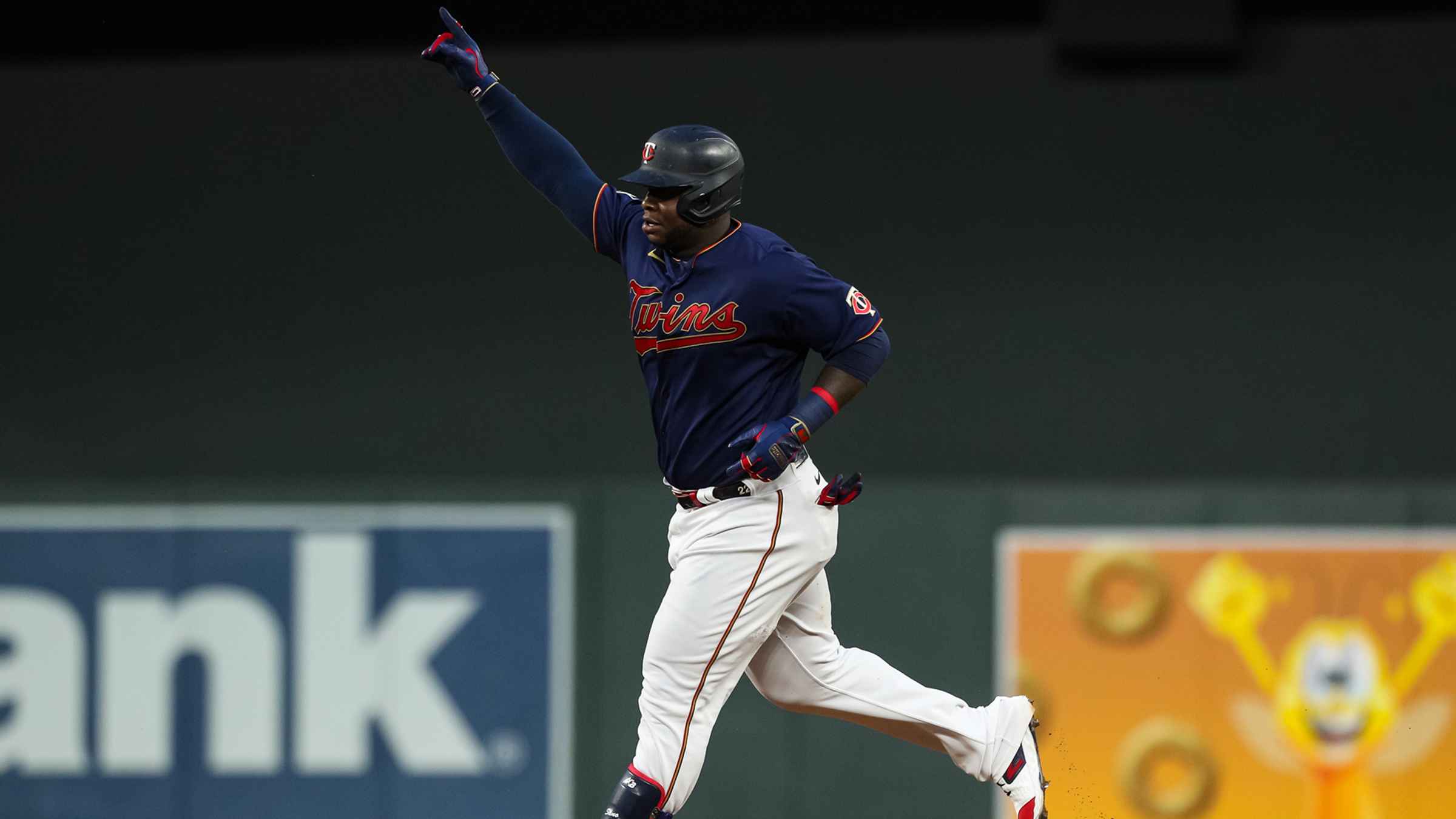 Twins Handle Tigers to Stay Alive in Division Race - The New York Times