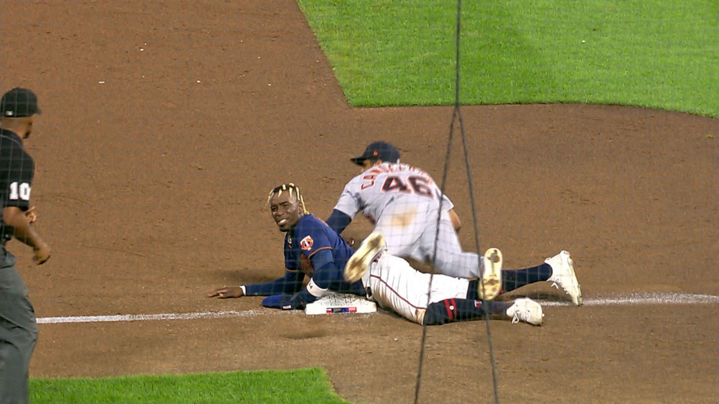 Barnhart nabs Gordon after review | 08/01/2022 | MLB.com