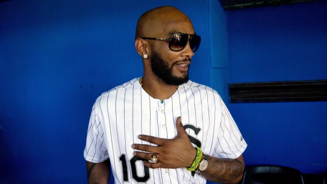 Alexei Ramírez con un uniforme de su ex equipo, los Chicago White Sox