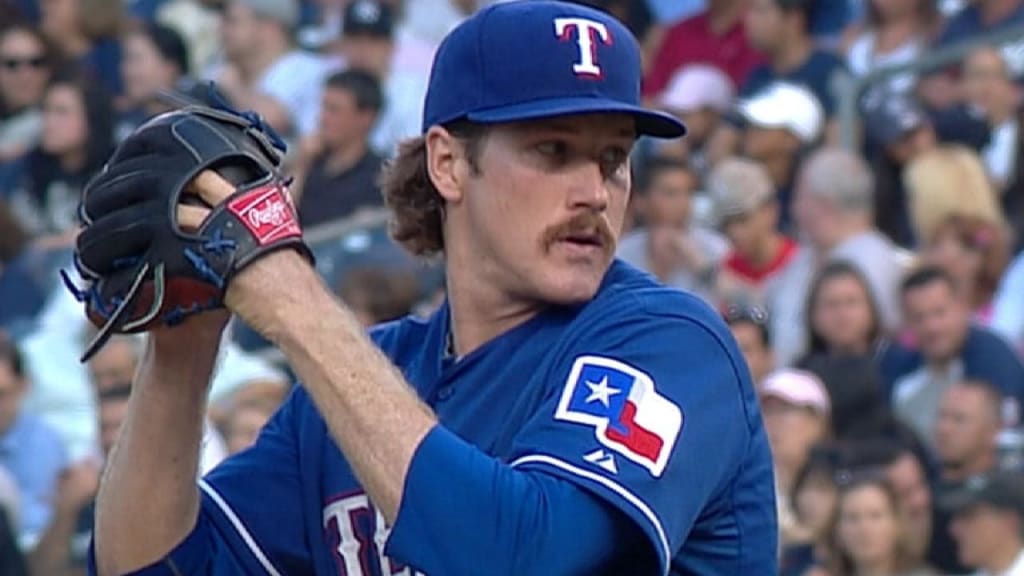 Watch Rangers pitcher Miles Mikolas eat a live lizard