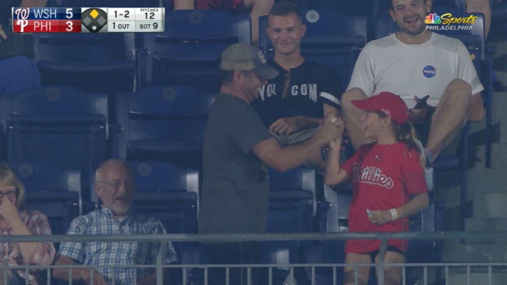 A Phillies fan lost his sunglasses making a catch, but he was able to give  his daughter a great gift | MLB.com