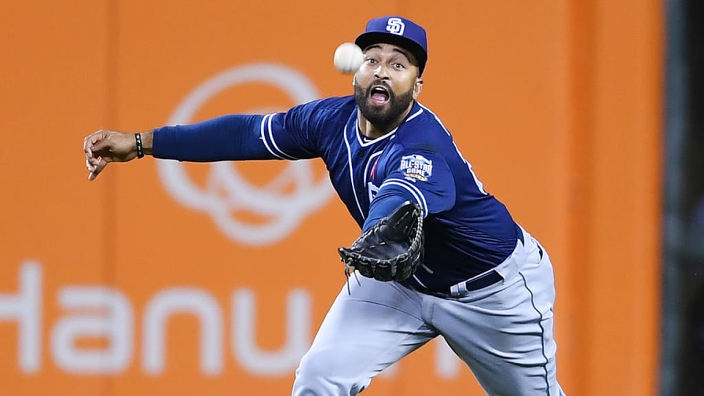 Matt Kemp misses the catch on a ninth-inning popup, leading to a Giants walk-off win. (Getty)