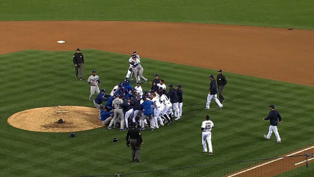 Los Angeles Dodgers' Zack Greinke breaks collarbone in fight with Carlos  Quentin