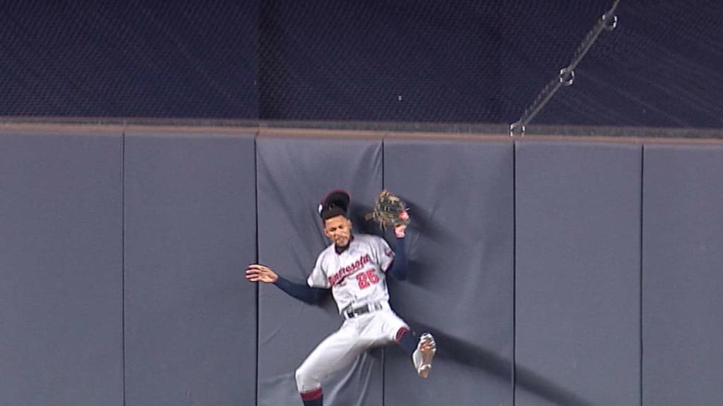 Byron Buxton leaves game after awesome catch in AL Wild Card Game 