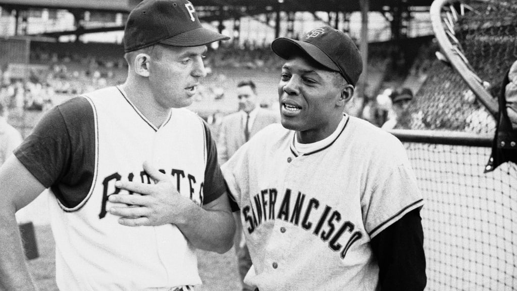 Frank Thomas chats with Willie Mays before a game in 1958. (AP)