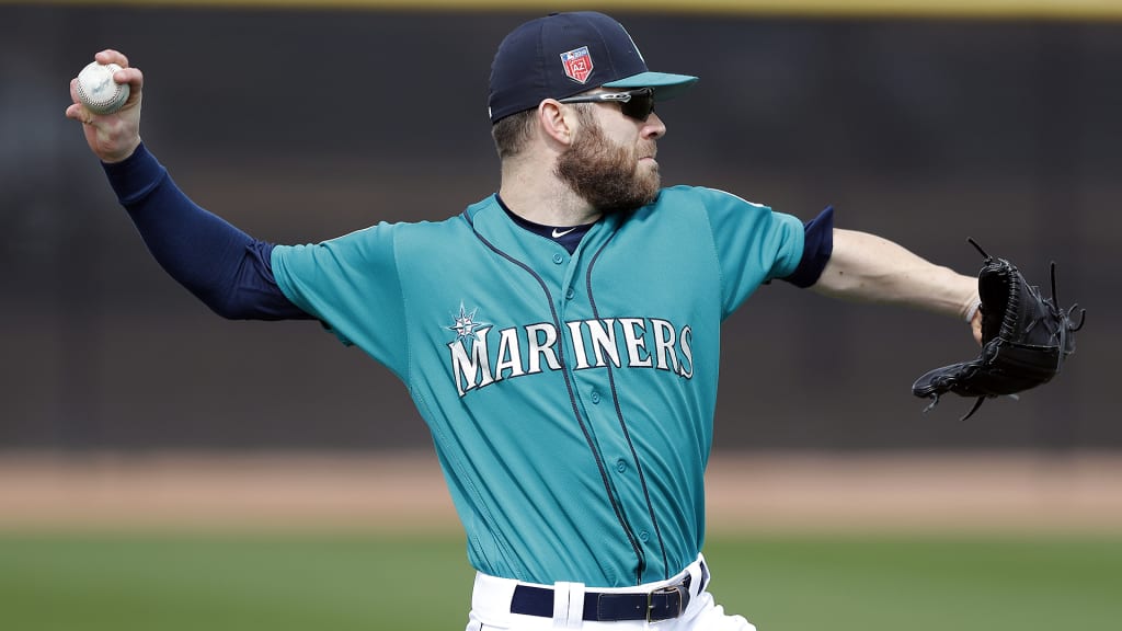 Seattle Mariners relief pitcher David Phelps throws in the outfield during a baseball spring training workout, Monday, Feb. 19, 2018, in Peoria, Ariz. (AP Photo/Charlie Neibergall)