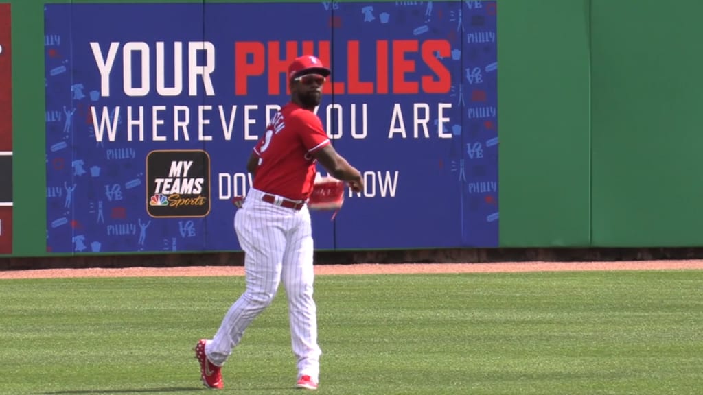 Philadelphia Phillies' Andrew McCutchen suffers knee injury trying