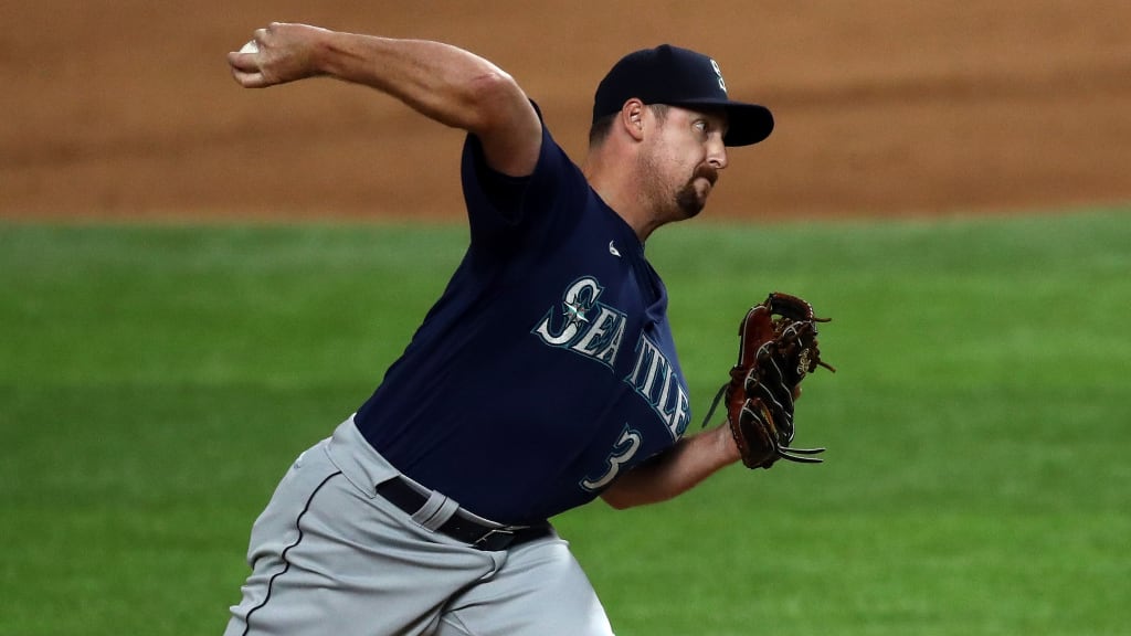 Chicago White Sox relief pitcher Bryan Shaw, right, throws out New