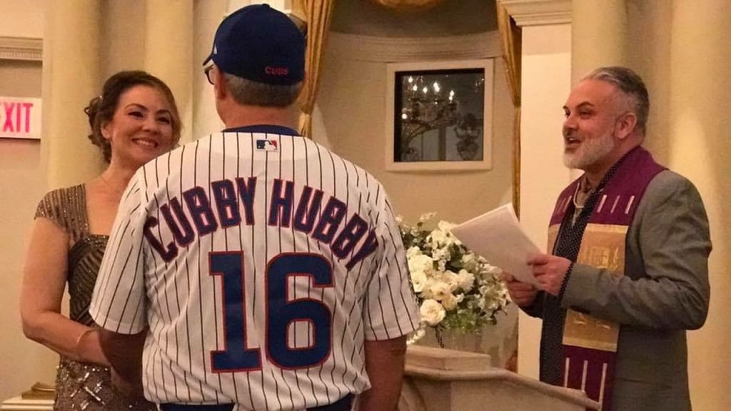Cubs fan wears Cubs jersey to graduation at Yankee stadium