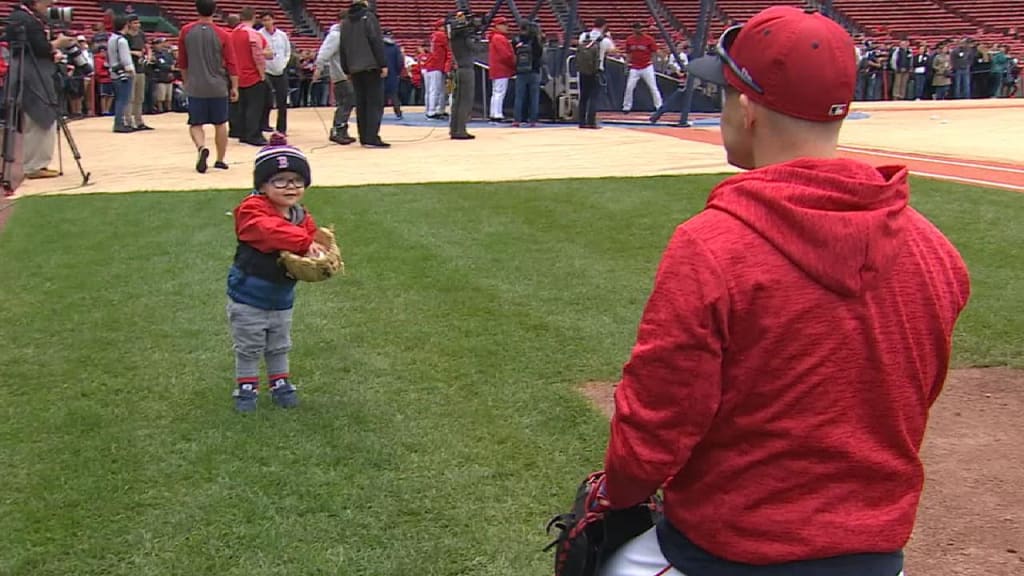 Watch: Brock Holt roasted by son after being DFA'd by Brewers