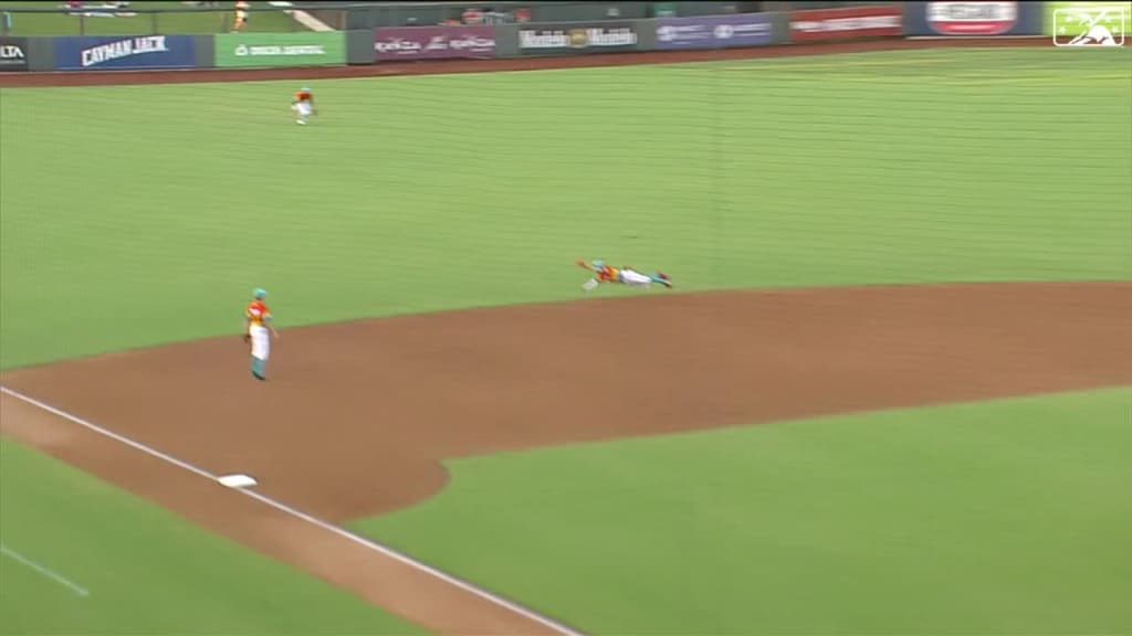 Adam Jones knocks down umpire while rounding first (GIF)