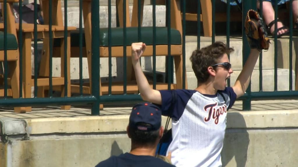 Fan snags foul ball, celebrates
