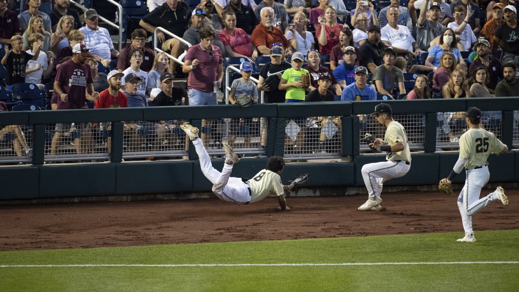 Vanderbilt S Isaiah Thomas Makes Amazing Sliding Catch