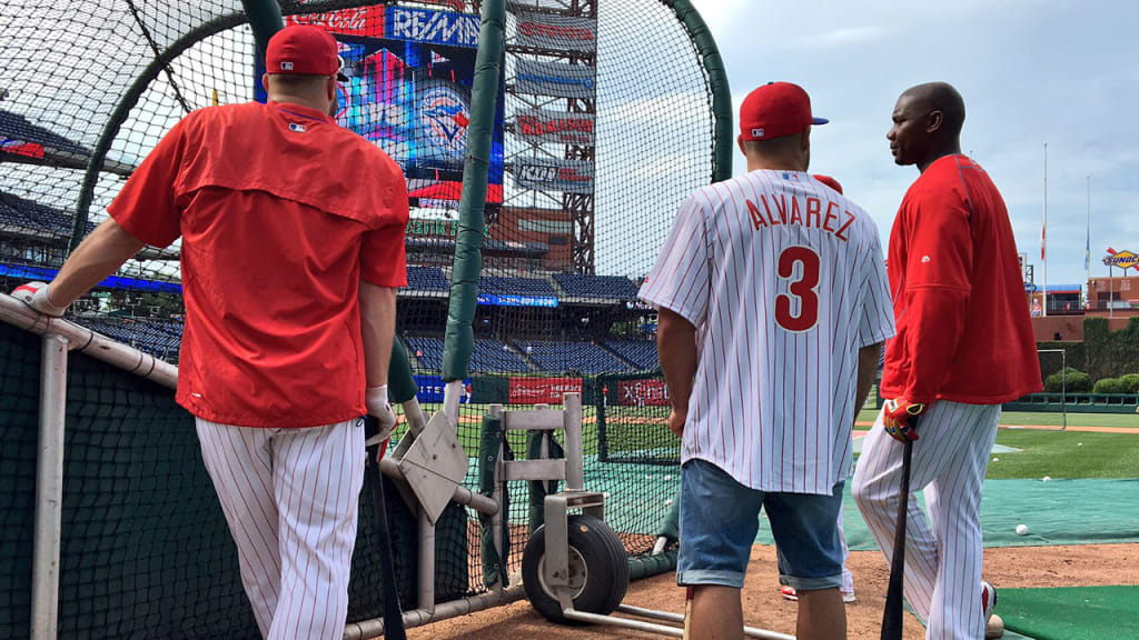 Eddie Alvarez toured the Phillies' clubhouse and met the team before taking BP. (MLB.com)