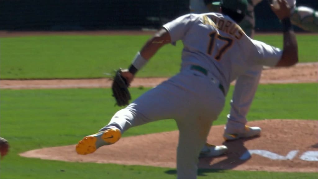 Pitcher hides his glove with his jersey, breakdown 