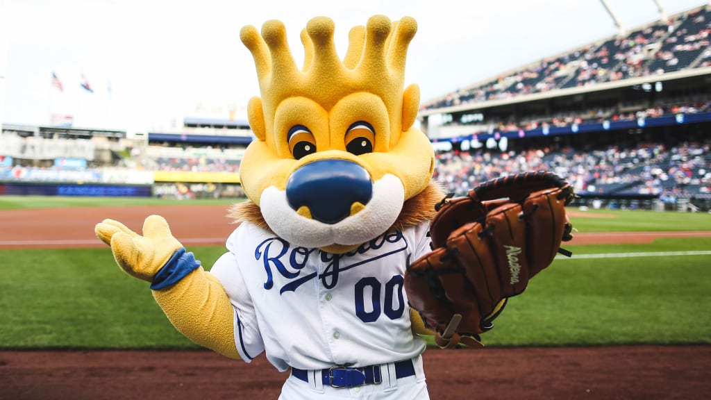 Kansas City Royals mascot Slugger tosses out free hot dogs during
