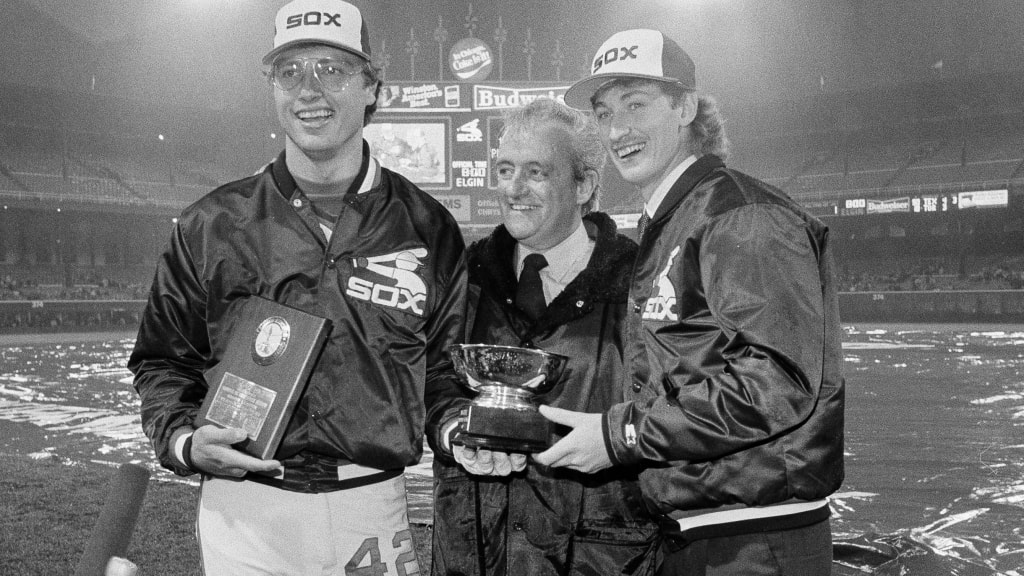Roland Hemond (center) poses with White Sox rookie outfielder Ron Kittle (left) and hockey icon Wayne Gretzky on May 3, 1983.