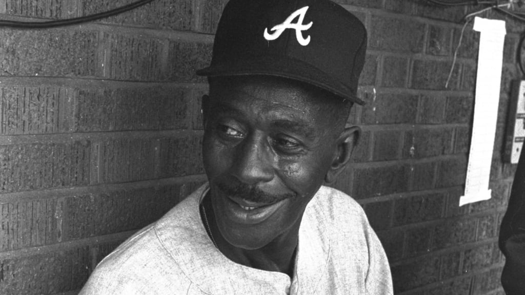 Hank Aaron sitting next to some old man named Satchel Paige : r/baseball