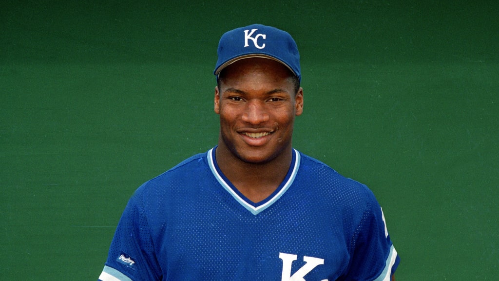 Royals Bo Jackson climbs 12-foot fence