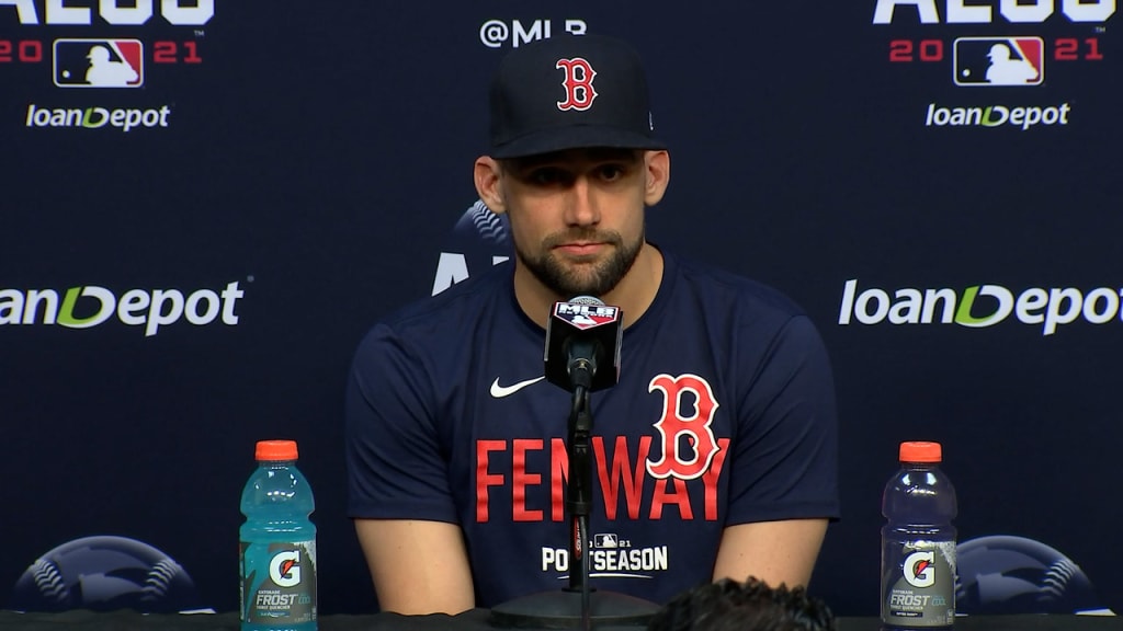 Yankees fans throw water bottles, trash at Guardians players in