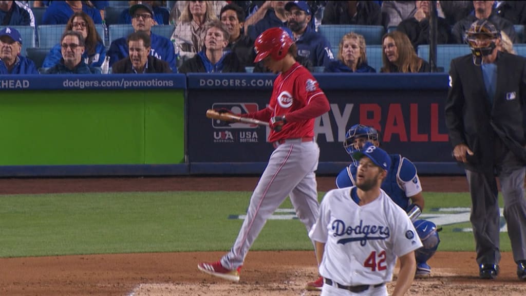 Bellinger nabs Castillo at first