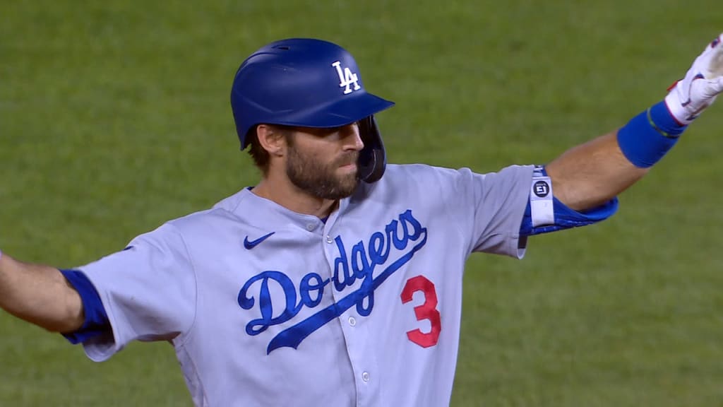 Mom throws best: Dave Roberts' mom tosses 1st pitch in LA