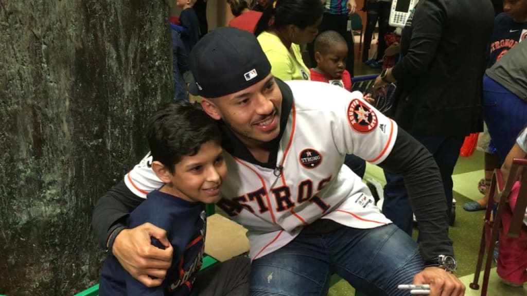 Carlos Correa visits kids in Houston hospital