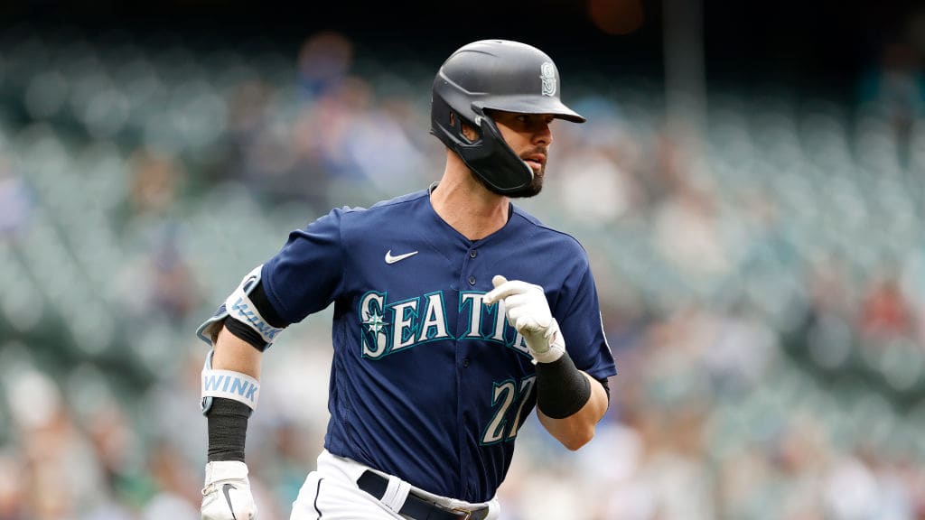 Jesse Winker agrees to two-year contract with Mariners