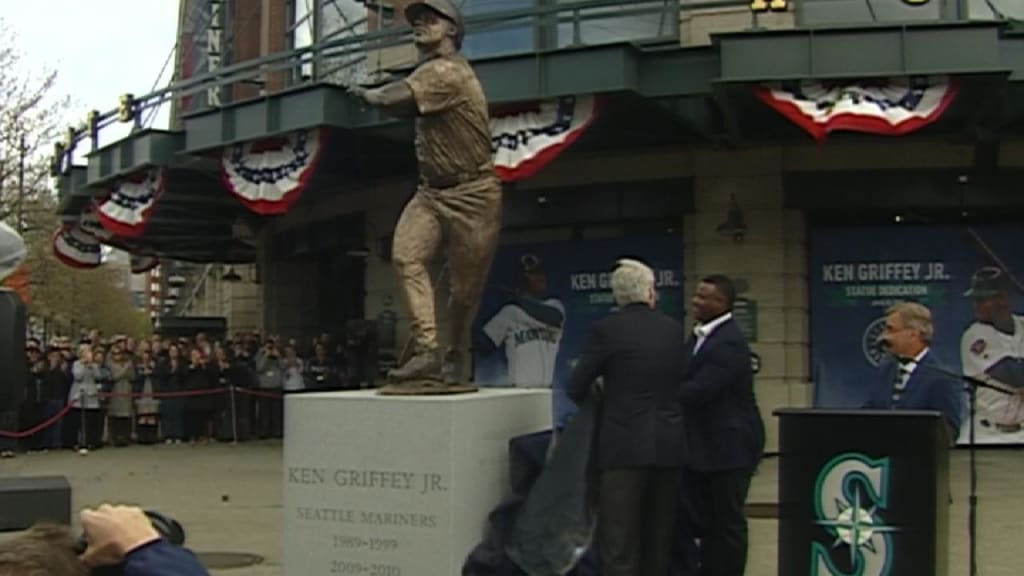 Mariners unveil statue honoring Ken Griffey Jr., Mariners