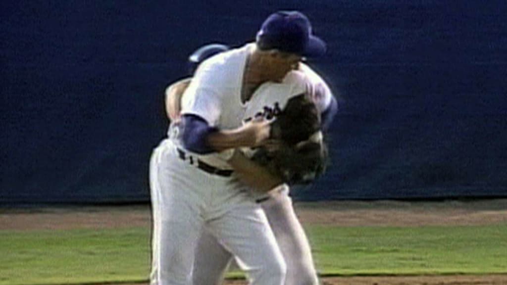 Robin Ventura charges mound against Nolan Ryan