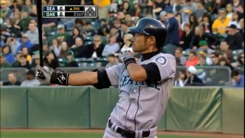 Ichiro Suzuki gets 3,000th career hit in major leagues
